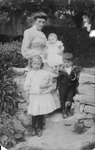 LITTLE-MRS-FAMILY-BISHOPSTONE-1920