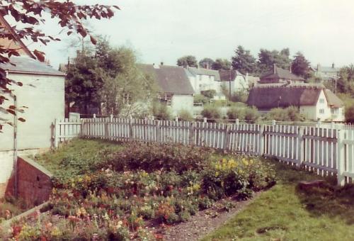 DINGLE-COTTAGE-GARDEN-BISHOPSTONE-1960 (1)