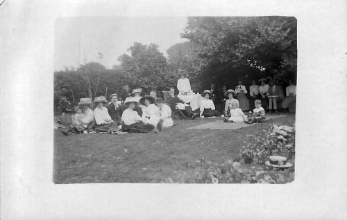 CROWD-AT-VICARAGE-2-BISHOPSTONE-1905