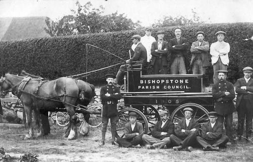 FIRE-ENGINE-CREW-2-BISHOPSTONE-1905