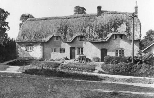 THATCHED-COTTAGES-1932