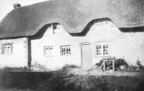 THATCHED-COTTAGES-LEFT-1930