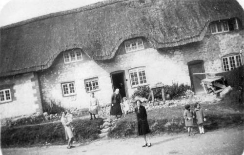 THATCHED-COTTAGES-MIDDLE-1930