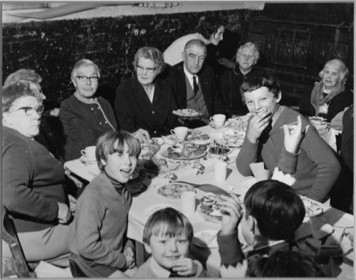 CHRISTMAS-TEA-PARTY-VILLAGE-HALL-1970