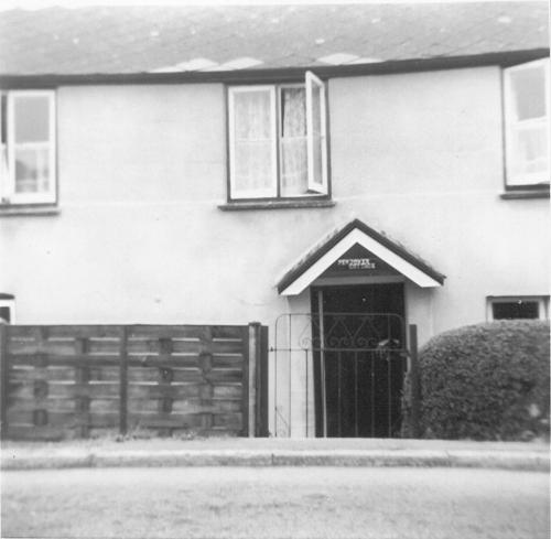PENDOWWR-COTTAGE-HINTON-1970s