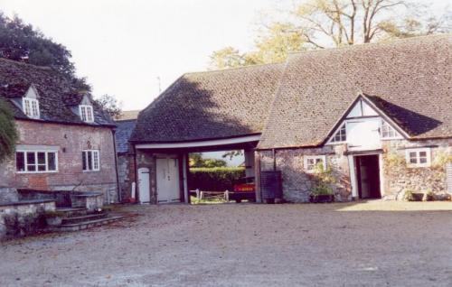 HINTON-MANOR-ENTRANCE-1990