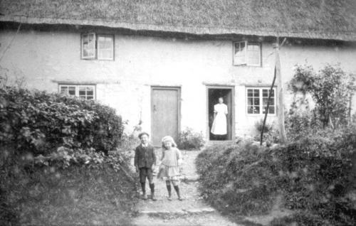 CHURCH-FARM-COTTAGES-PILLS-1915
