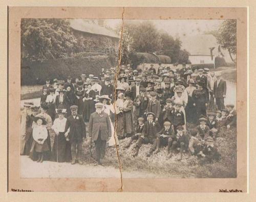 LITTLE-HINTON-MISSION-HALL-CROWD-1912